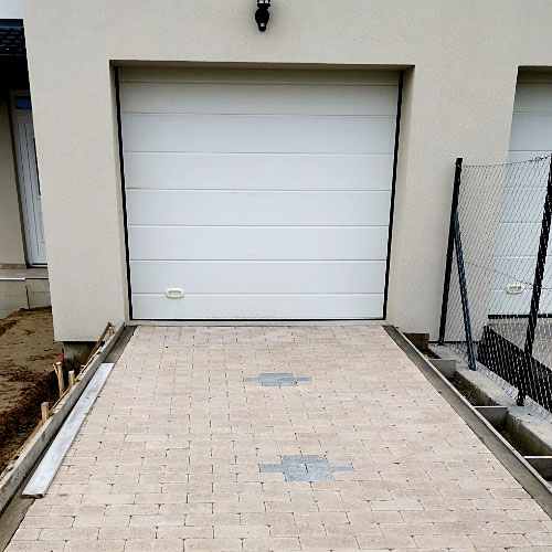Térkövezett autóbeálló