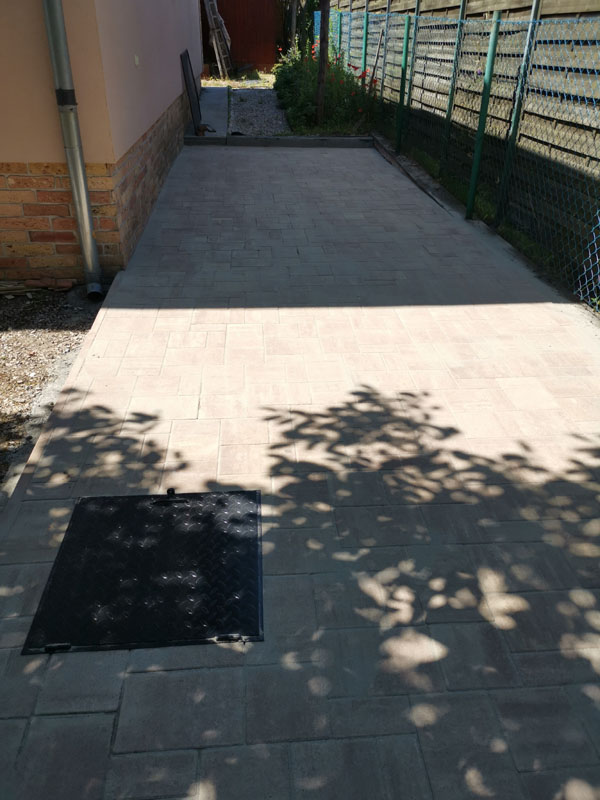Térkővezés vasalt betonrétegre 35